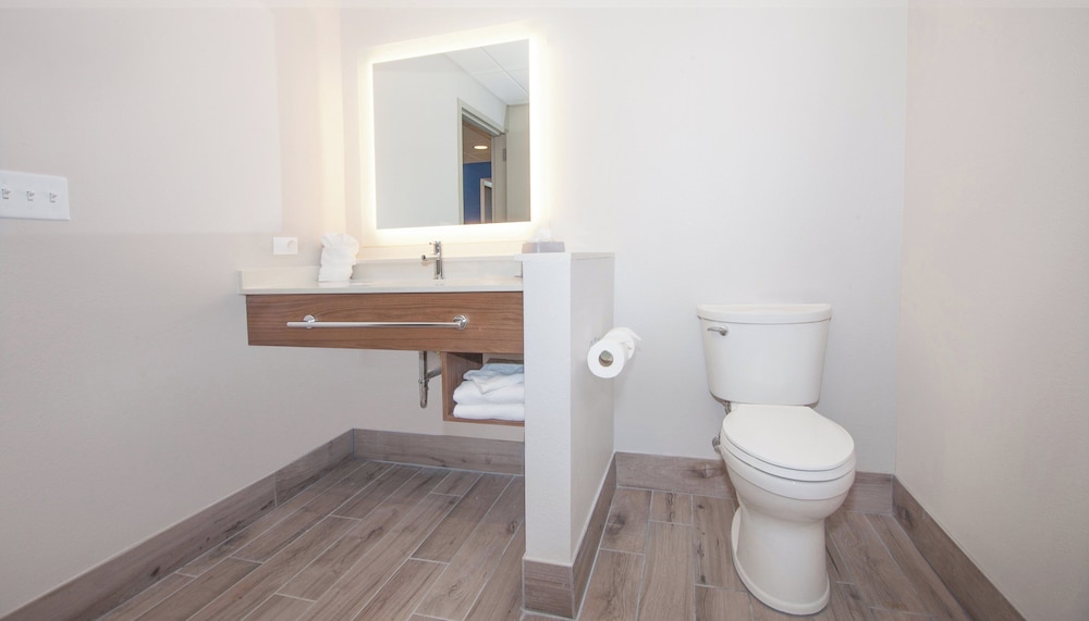 Holiday Inn Express & Suites Panama City Beach Beachfront by IHG - photo 33