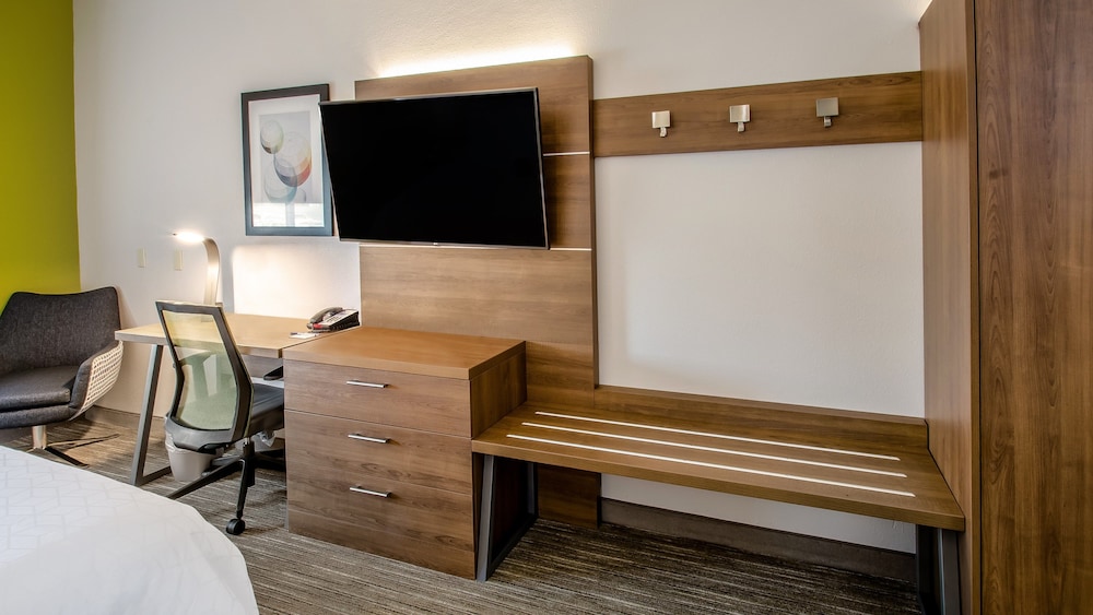 Holiday Inn Express & Suites Olathe South by IHG - photo 9