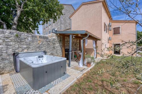 Holiday House Vili — 4-Star Luxury Hotel in Svetvincenat, Croatia
