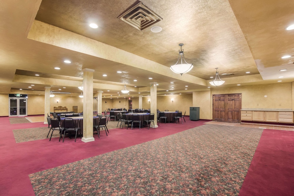 Econo Lodge Evansville - photo 18