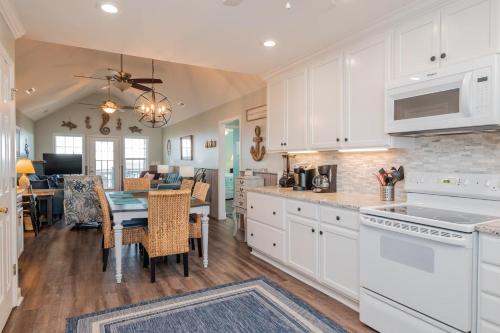 Sherrys Paradise by Oak Island Accommodations - photo 9