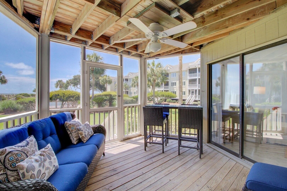 103 D Port O Call by Avantstay Close to Beach Community Pool in Isle Of Palms, United States