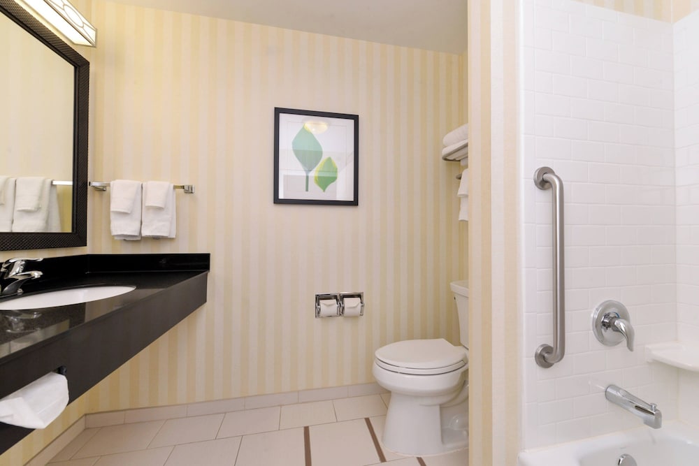 Fairfield Inn & Suites Cedar Rapids - photo 32