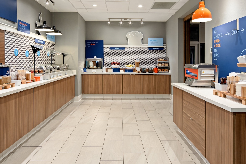 Holiday Inn Express & Suites Palm Desert Millennium by IHG - photo 37