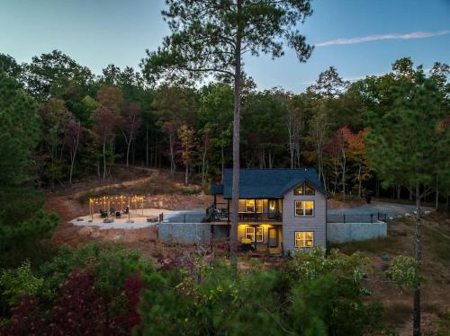 The Llaguna Lodge New Cabin Sleeps 10 Fire Pit Hot Tub in Blue Ridge GA — 4-Star Luxury Hotel in Blue Ridge, United States