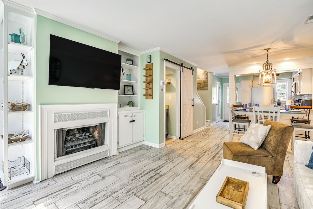 Chic Murrells Inlet Getaway 2 Mi to Marsh Walk — 4-Star Luxury Hotel in Murrells Inlet, United States