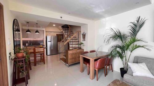 3 Bedroom Beautiful and Spacious Penthouse in Makati — 4-Star Luxury Hotel in Manila, Philippines