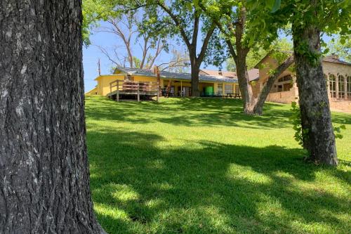 Sunny Days Lake Retreat Main house — 4-Star Luxury Hotel in Kingsland, United States