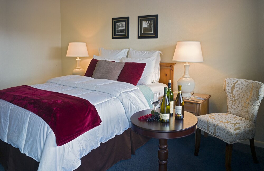 Rogue Valley Inn - photo 8