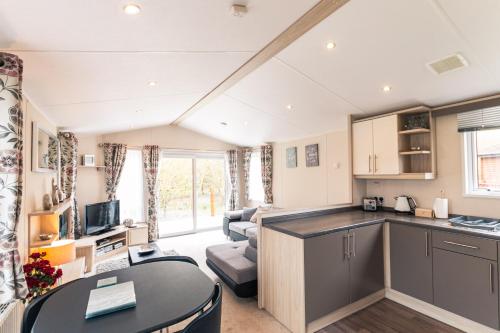 Meadows Lodge with Hot Tub