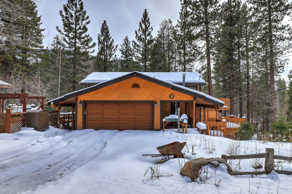 Tahoe Forest Chalet 3BR House w Mountain Views — 4-Star Luxury Hotel in South Lake Tahoe, United States