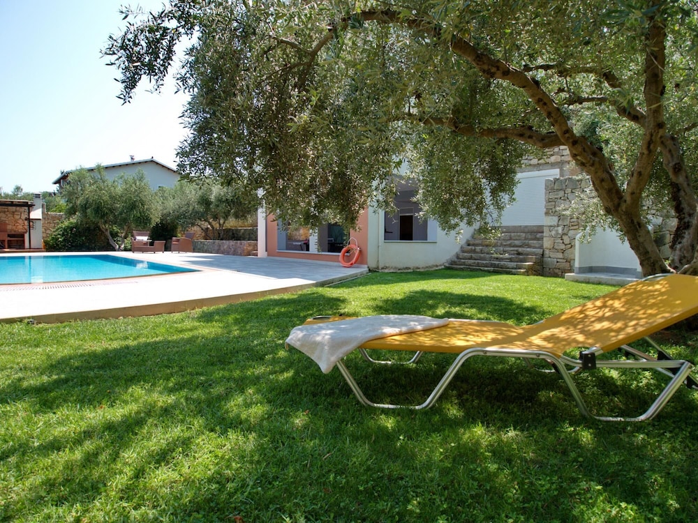 Villa Avra in Vrises — 4-Star Luxury Hotel in Georgioupolis, Greece