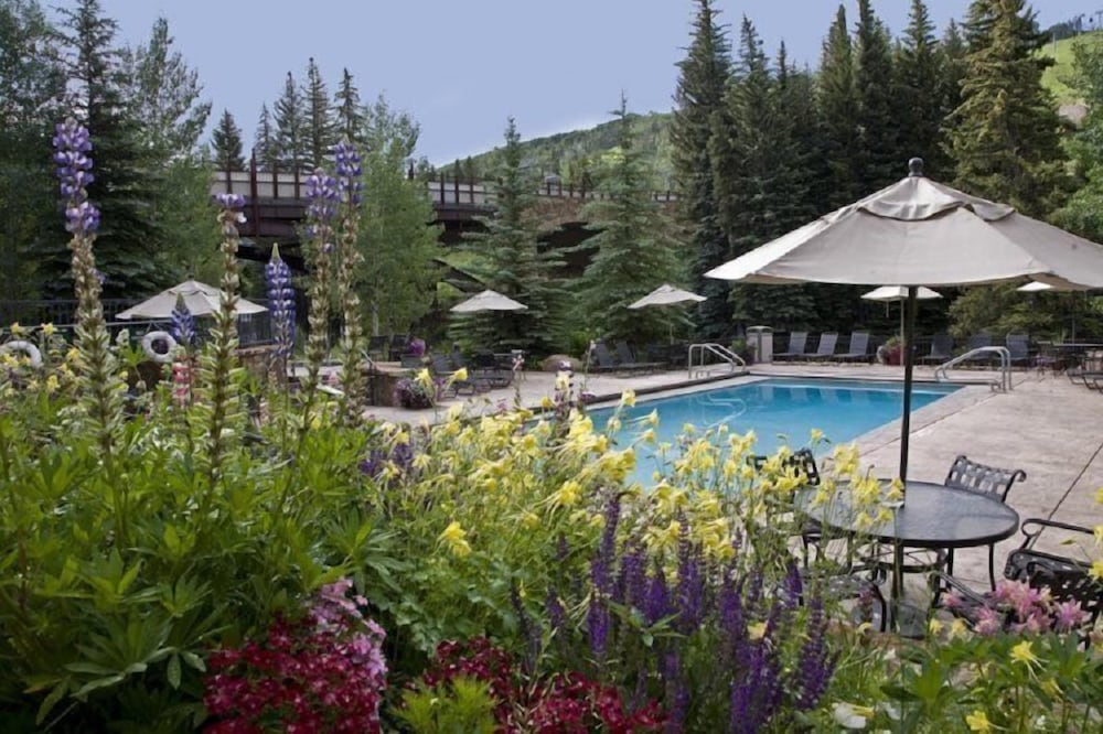 Exclusive Ski in Ski out 2 Bedroom Vacation Rental with Hot Tubs and Heated Outdoor Pool in Lionshead Village — 4-Star Luxury Hotel in Vail, United States