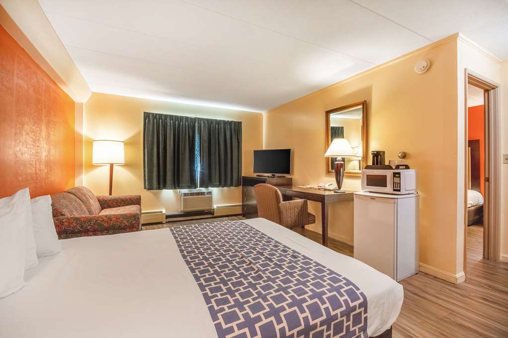 Econo Lodge Inn & Suites Windsor Locks Bradley Airport - photo 12