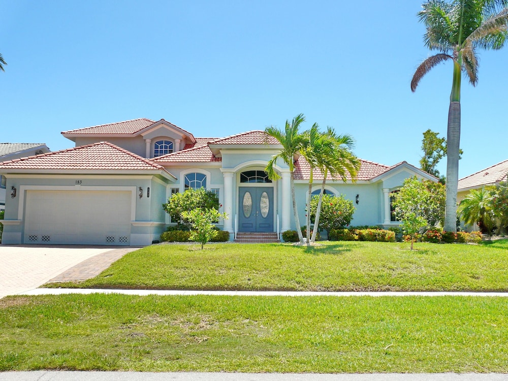 Pet friendly waterfront home with heated pool and spa — 4-Star Luxury Hotel in Marco Island, United States