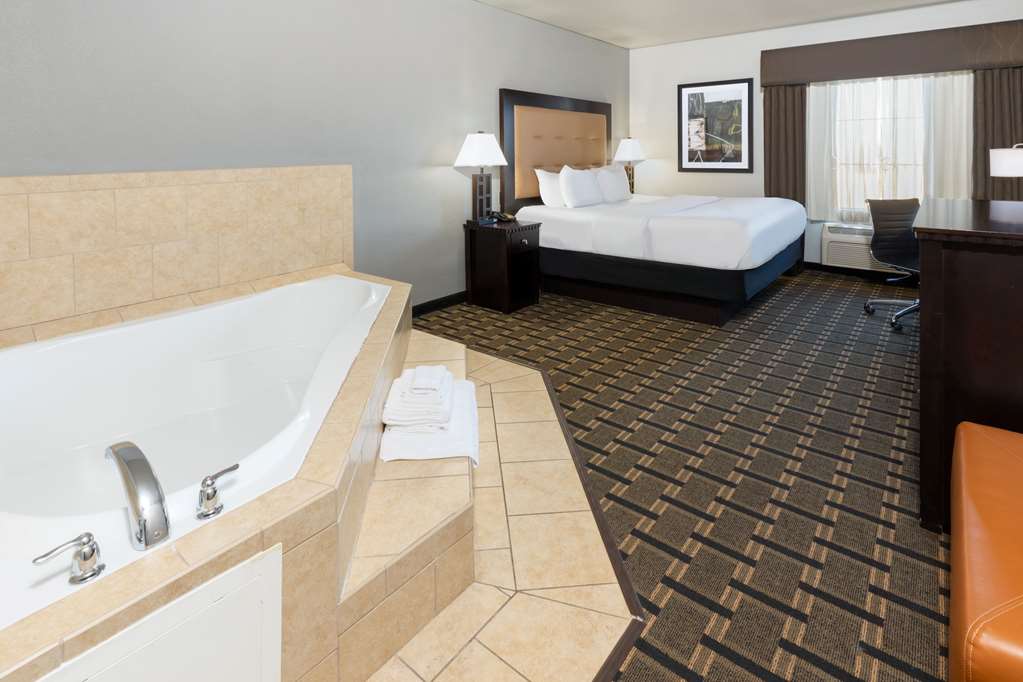 La Quinta Inn & Suites by Wyndham Mt. Pleasant - photo 22