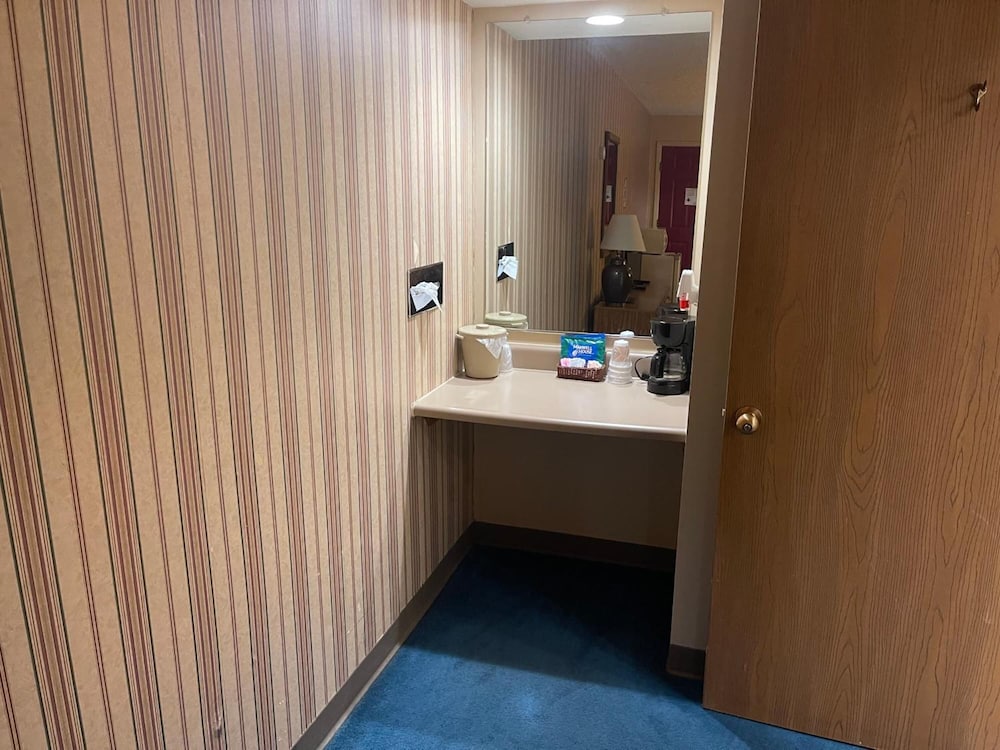 Dollinger's Motor Inn - photo 21