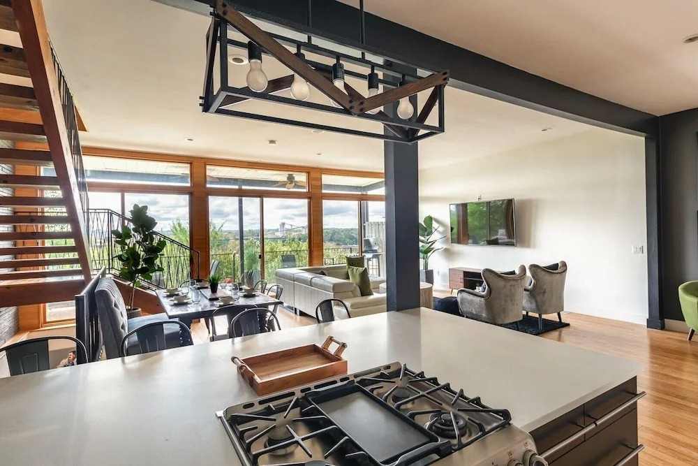 A Spacious Home With Amazing Views and Elevated Outdoor Spaces — 4-Star Luxury Hotel in Nashville, United States