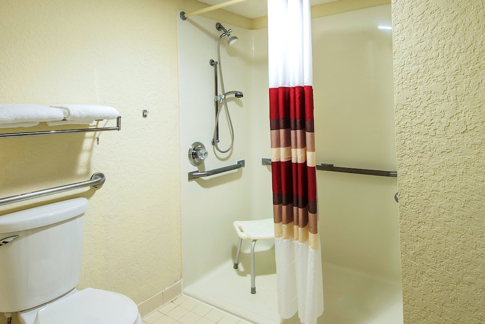 Red Roof Inn Syracuse - photo 22
