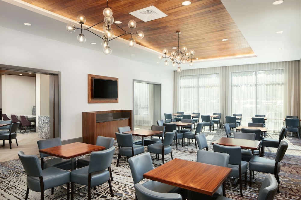 Embassy Suites by Hilton Atlanta Airport North - photo 32