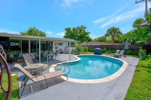 Eagle's Way Floridian Living Heated Pool Sunroom — hotel in Lake Park