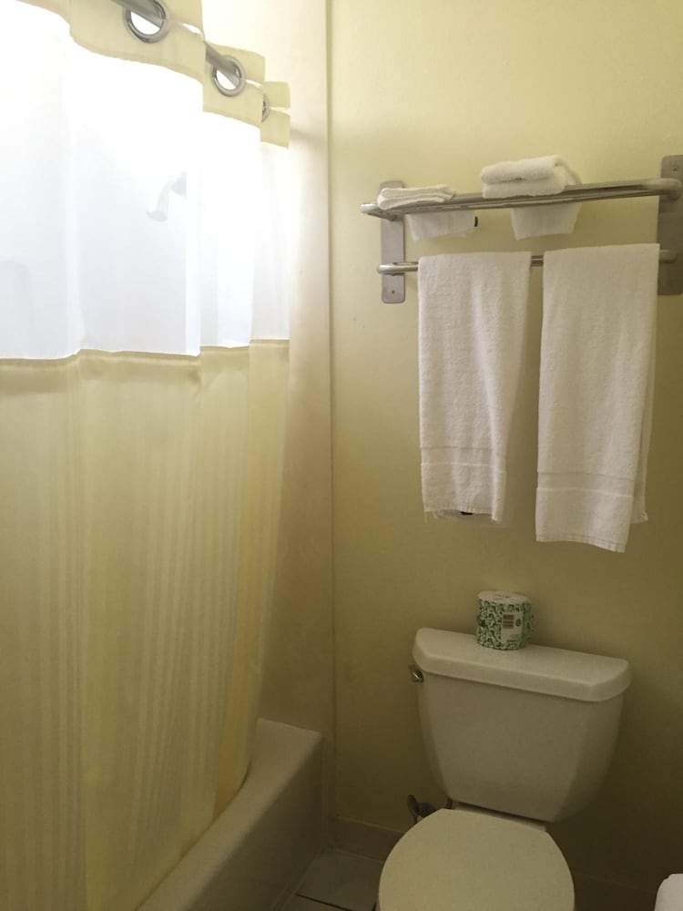 Beverly Inn - photo 48