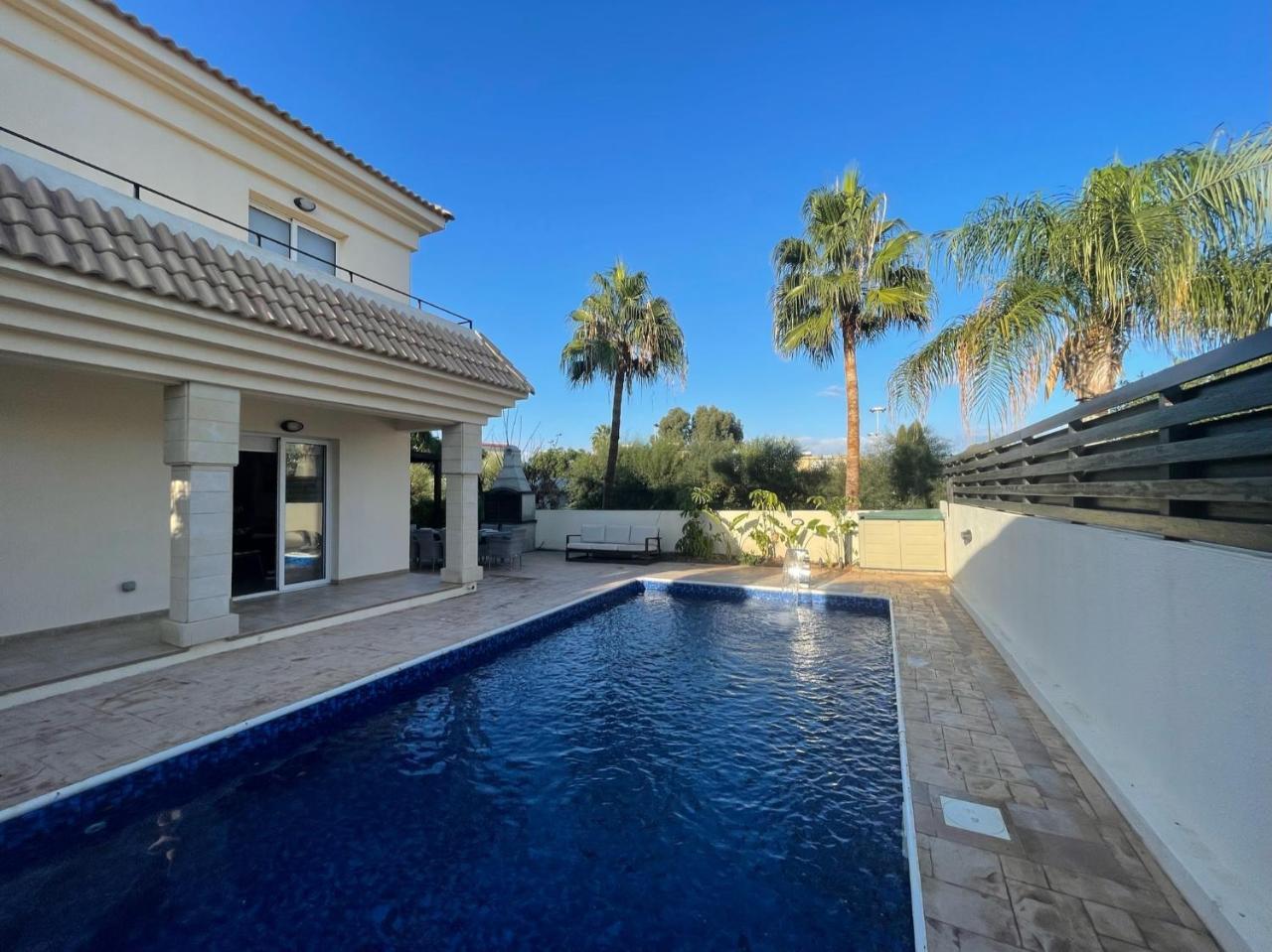 Luxury Spacious Holiday Villa with Heated Swimming Pool