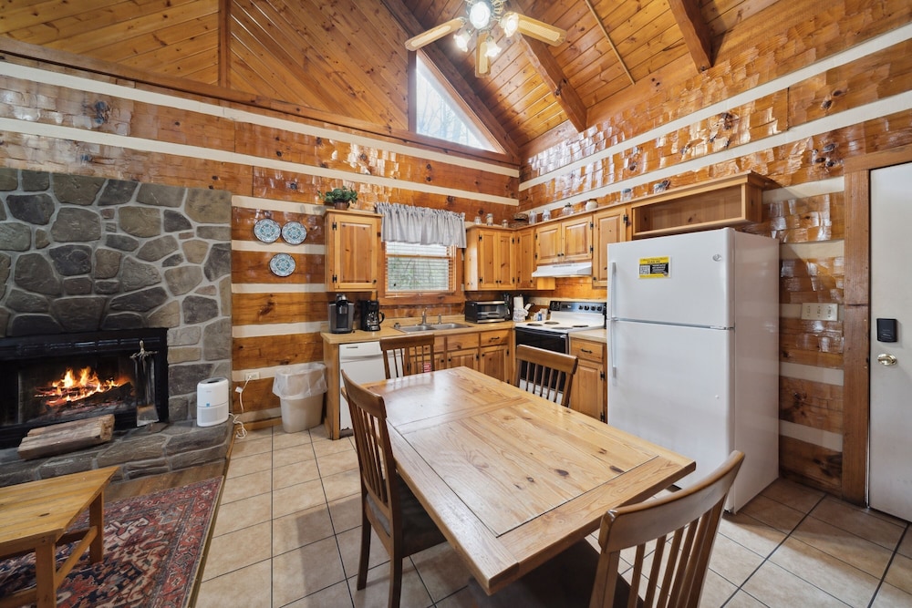 An Affair To Remember 1 Bedroom Cabin by Heavenly Views Resort - photo 8