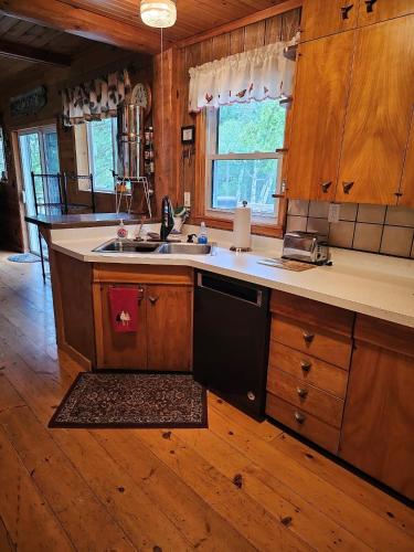 Butler's Bay Teal Lake 4 Bedroom Hotel Room by RedAwning - photo 4