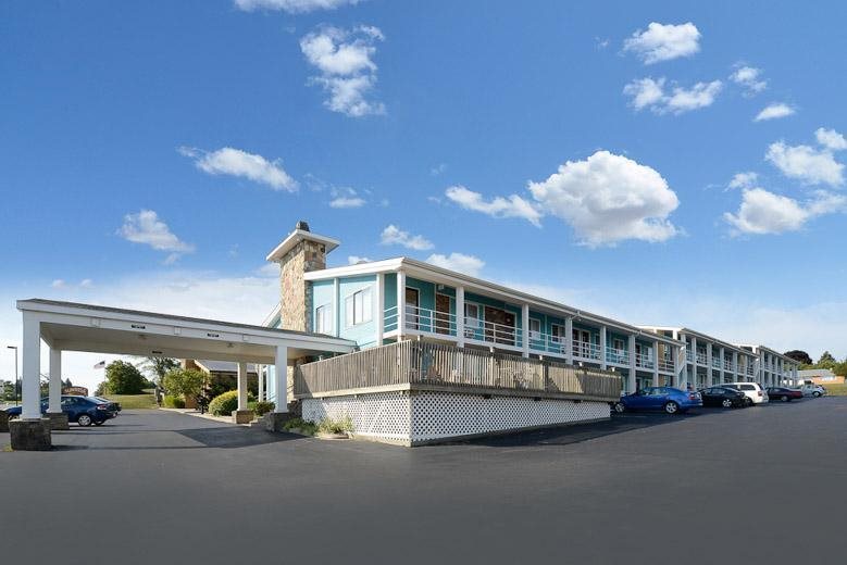 Americas Best Value Inn - carbon neutral hotel in Petoskey