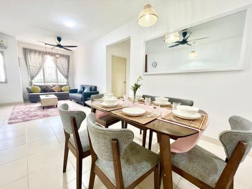 O3 1 12Pax Cozy Home Setia Alam Sccc Tv&Wifi Pool — 4-Star Luxury Hotel in Shah Alam, Malaysia