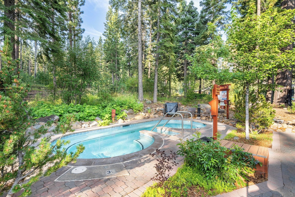 Sierra by Avantstay Ski In Ski Out Near Truckee w Access to Northstar Resort Community - photo 16