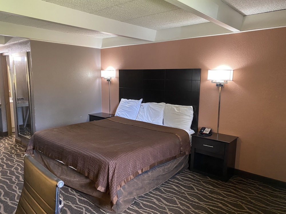 Economy Inn North Randall - photo 10