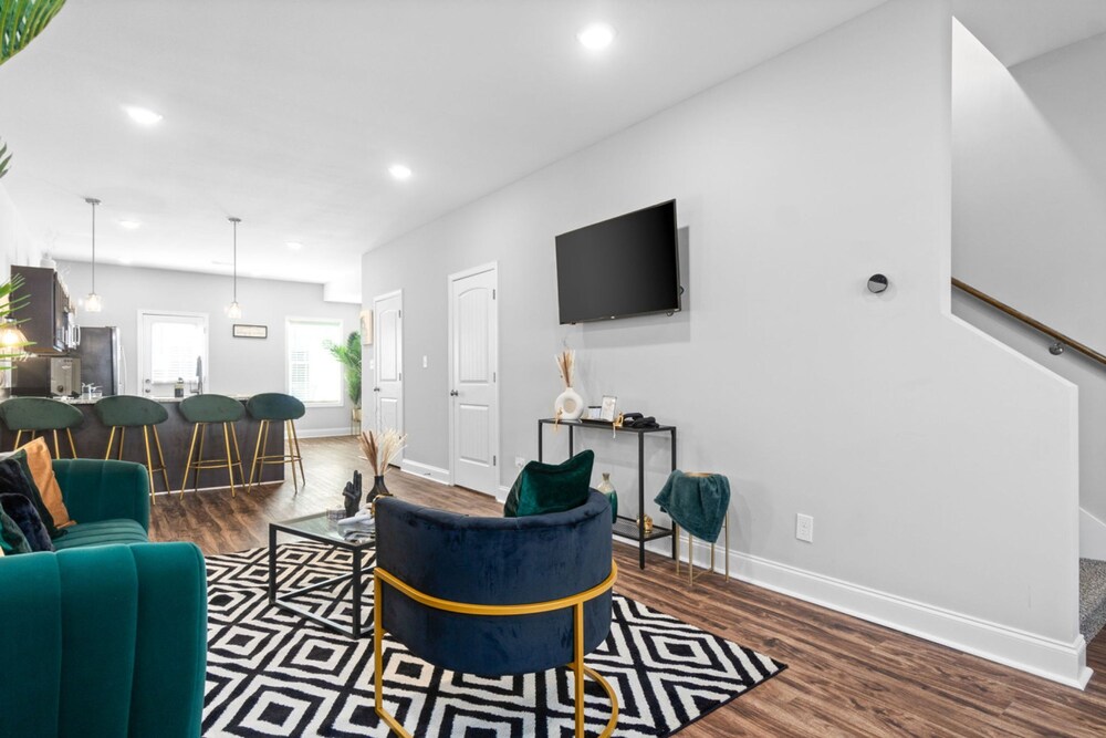 Sapphire Oasis A Luxurious Townhouse Retreat — 4-Star Luxury Hotel in Clarksville, United States