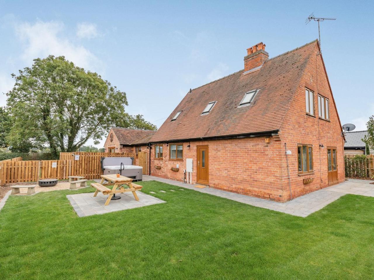 The Old Farmhouse — 4-Star Luxury Hotel in Derby, United Kingdom