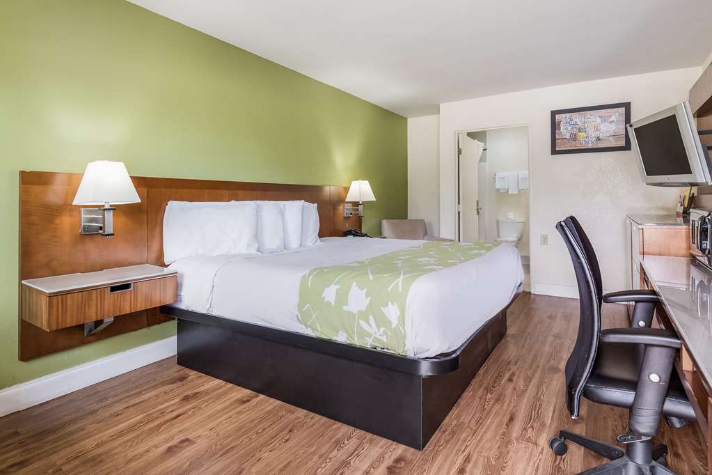 Econo Lodge Atlanta Airport East - photo 8