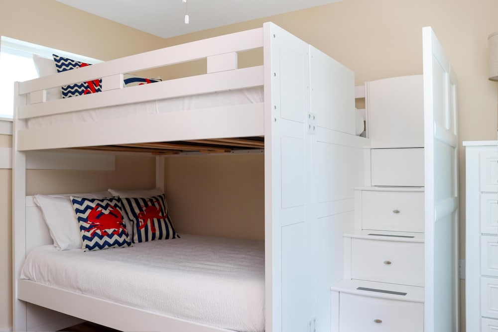 Pelican Roost E by Pristine Properties Vacation Rentals — 4-Star Luxury Hotel in Mexico Beach, United States