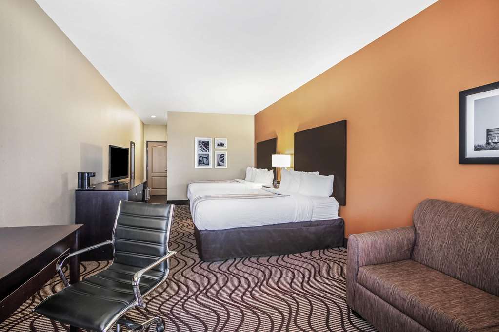 La Quinta Inn & Suites by Wyndham Beeville - photo 20