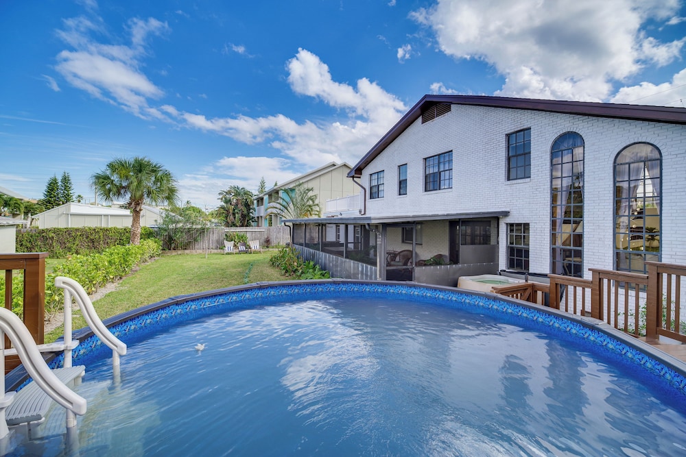 Moon Beach Manor w Private Pool & Hot Tub in Cocoa Beach, United States