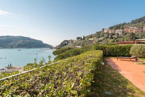 La terrazza tra cielo e mare — 4-Star Luxury Hotel in Portovenere, Italy