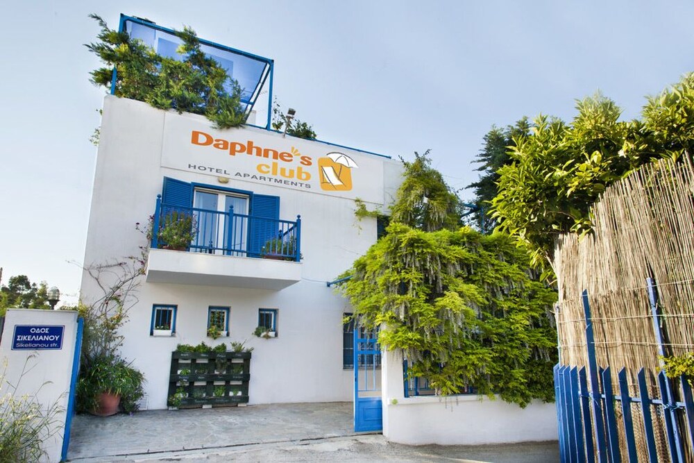 Daphne S Club Hotel Apartments — Xylokastro