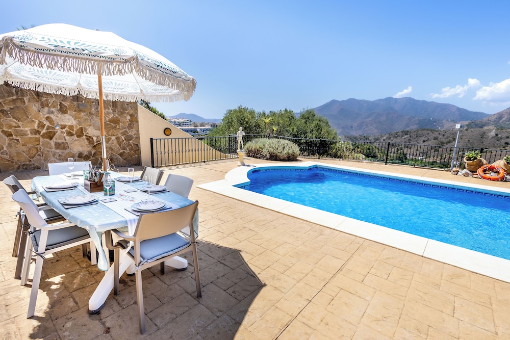 Stunning Golf Villa With Pool and Stunning Views — 4-Star Luxury Hotel in Alhaurin El Grande, Spain