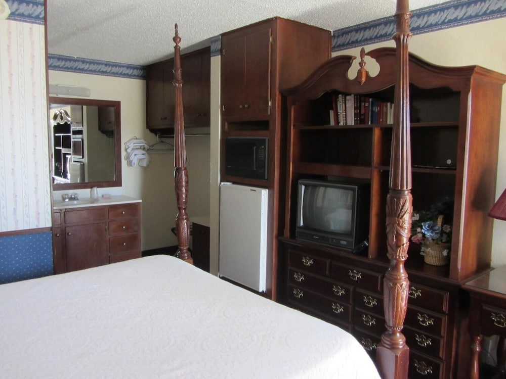 Warrick Plaza Inn - photo 7