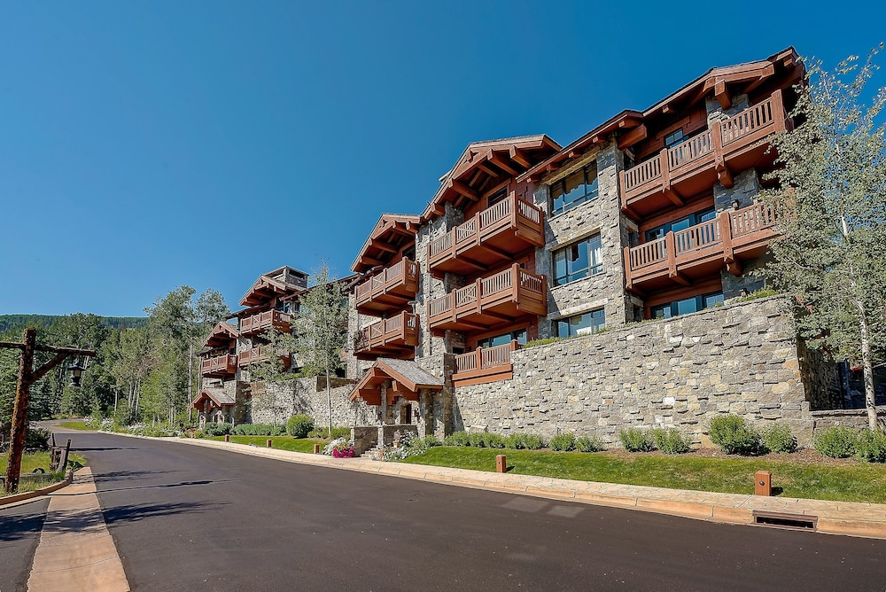 Hummingbird Retreat Four Bedroom Townhome — 4-Star Luxury Hotel in Avon, United States