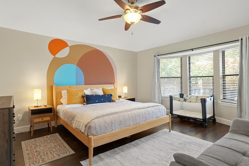 Poolside Paradise Room Fire Pit Hot Tub in Round Rock, United States