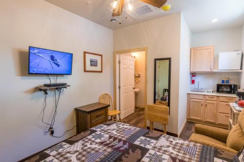 June Lake Motel - photo 2