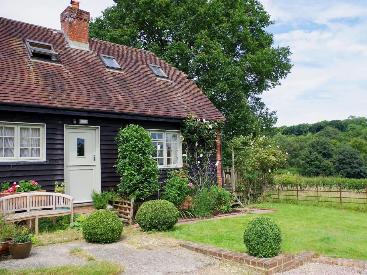 Malthouse Barn - carbon neutral hotel in Ashford