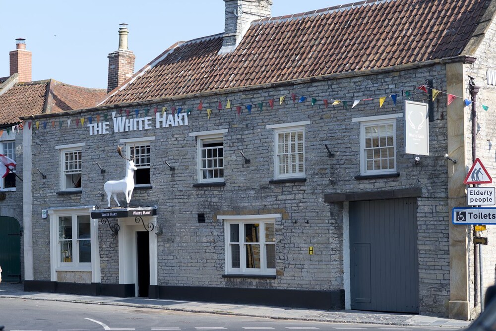 The White Hart — hotel in Somerton