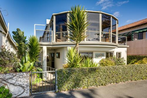 Napier Sea Views Ahuriri Holiday House — 4-Star Luxury Hotel in Napier, New Zealand