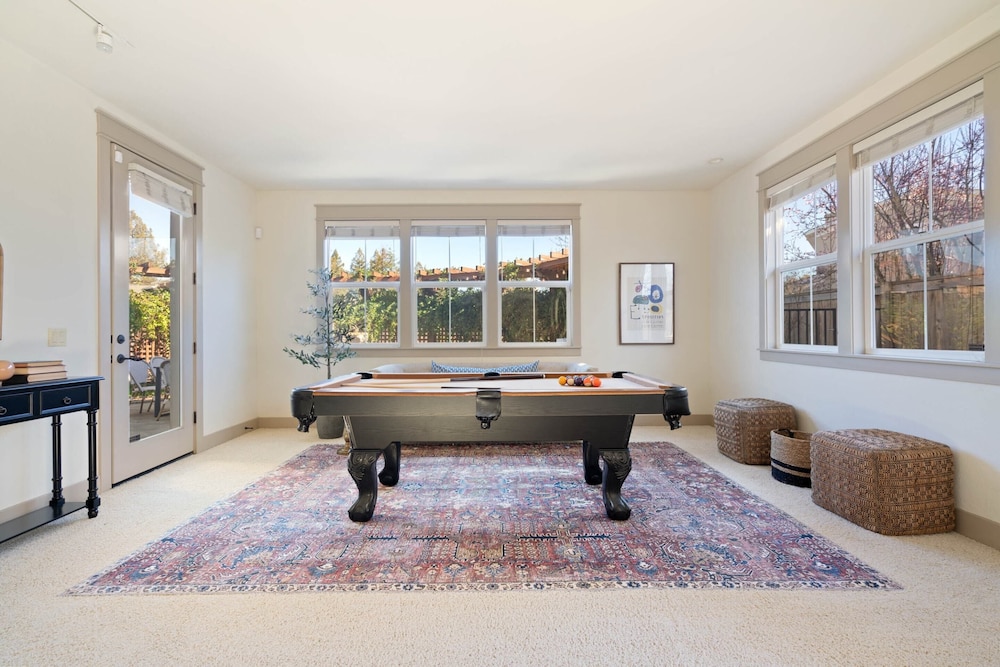 Fiano by Avantstay Centrally Located Haven w Stunning Courtyard & Pool Table - photo 8